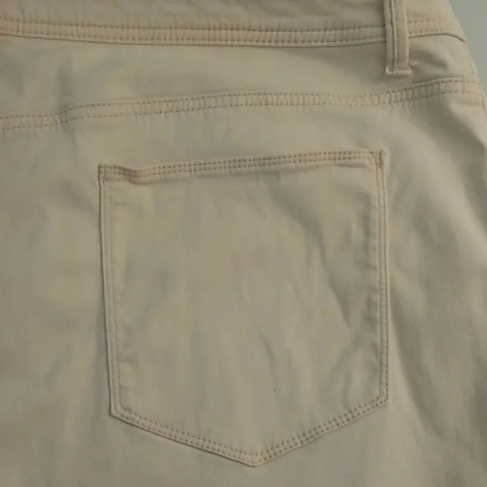 CHICO'S PLATINUM CROP, SOFT BRUSHED FABRIC, HIGH WAIST, STRETCH CROP JEAN